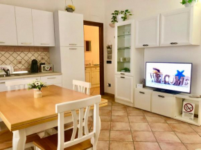 Presso La Maison de Gioel usufruirai di un appartamento indipendente dotato di uso cucina e lavatrice arredato in maniera funzionale situato in ottima posizione vicino a supermercati caffetterie pasti